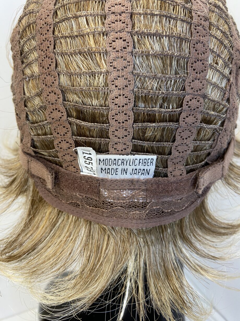 Blonde short wavy wig. Blsw547