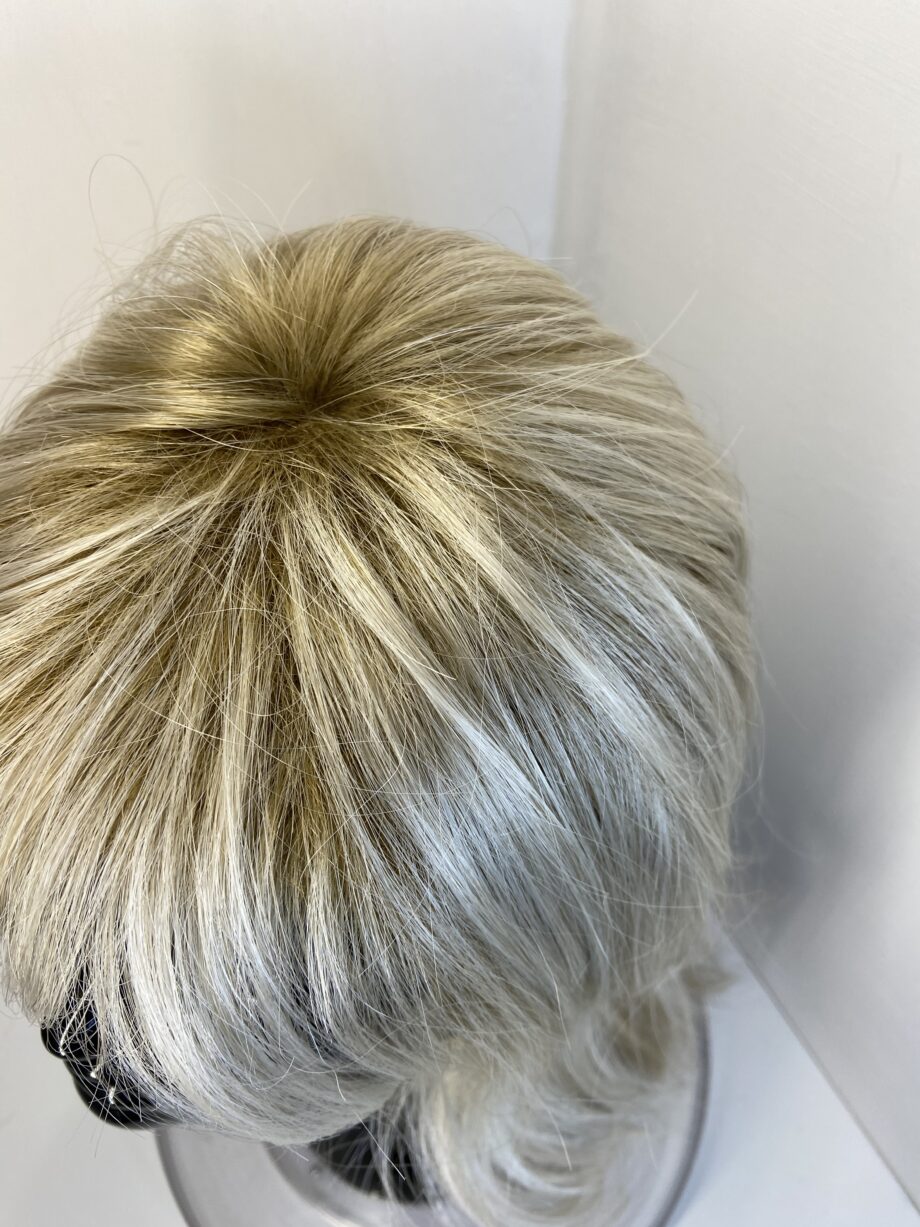 Raquel Welch blonde rooted wig. Bllw316
