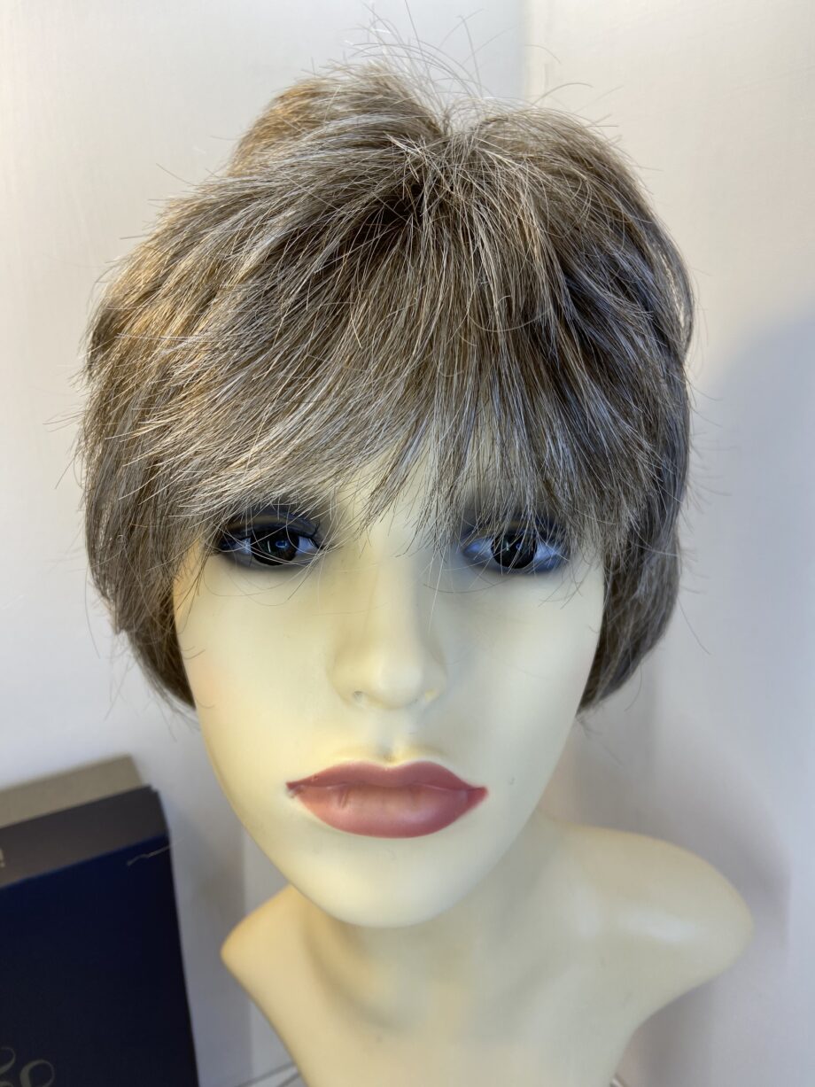 Never worn short brown wig. Bbrss353