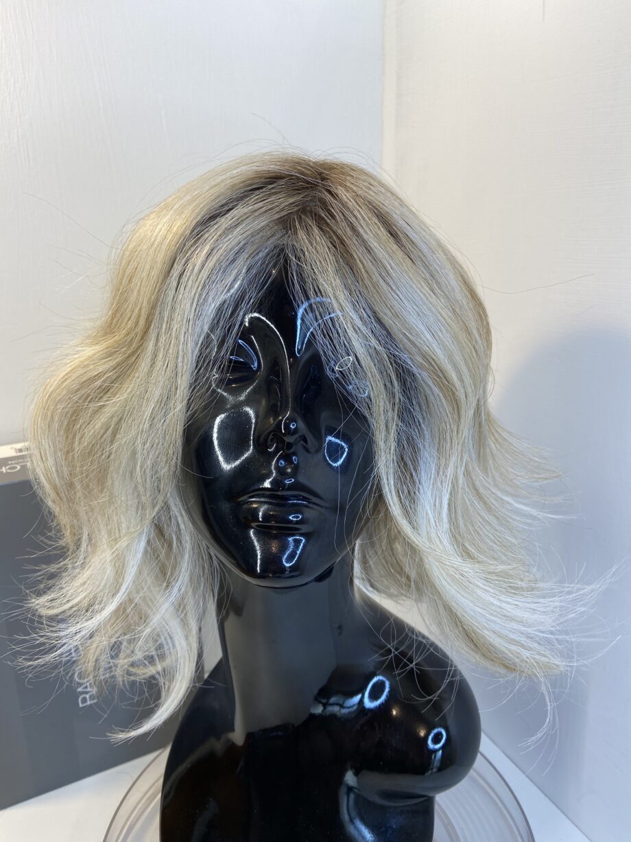 New Blonde long wavy wig. Bbllw367
