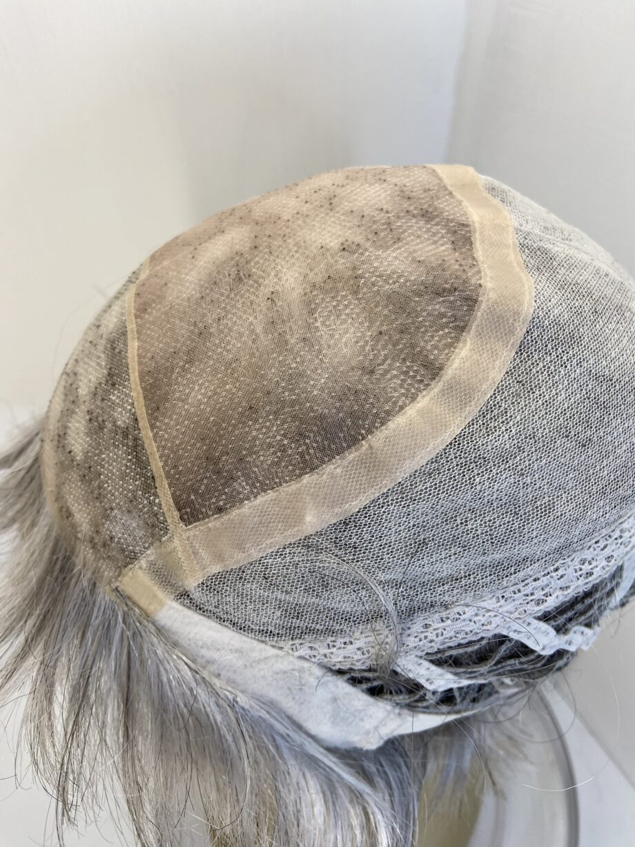 Very smart short silver wig. Gss555