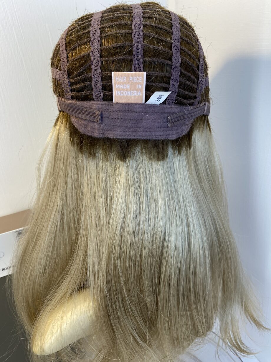 Creamy glow blonde rooted wig. Bbllw365