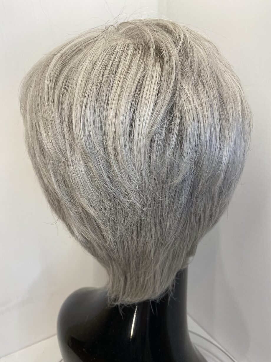 Silver grey short wig. Gss551
