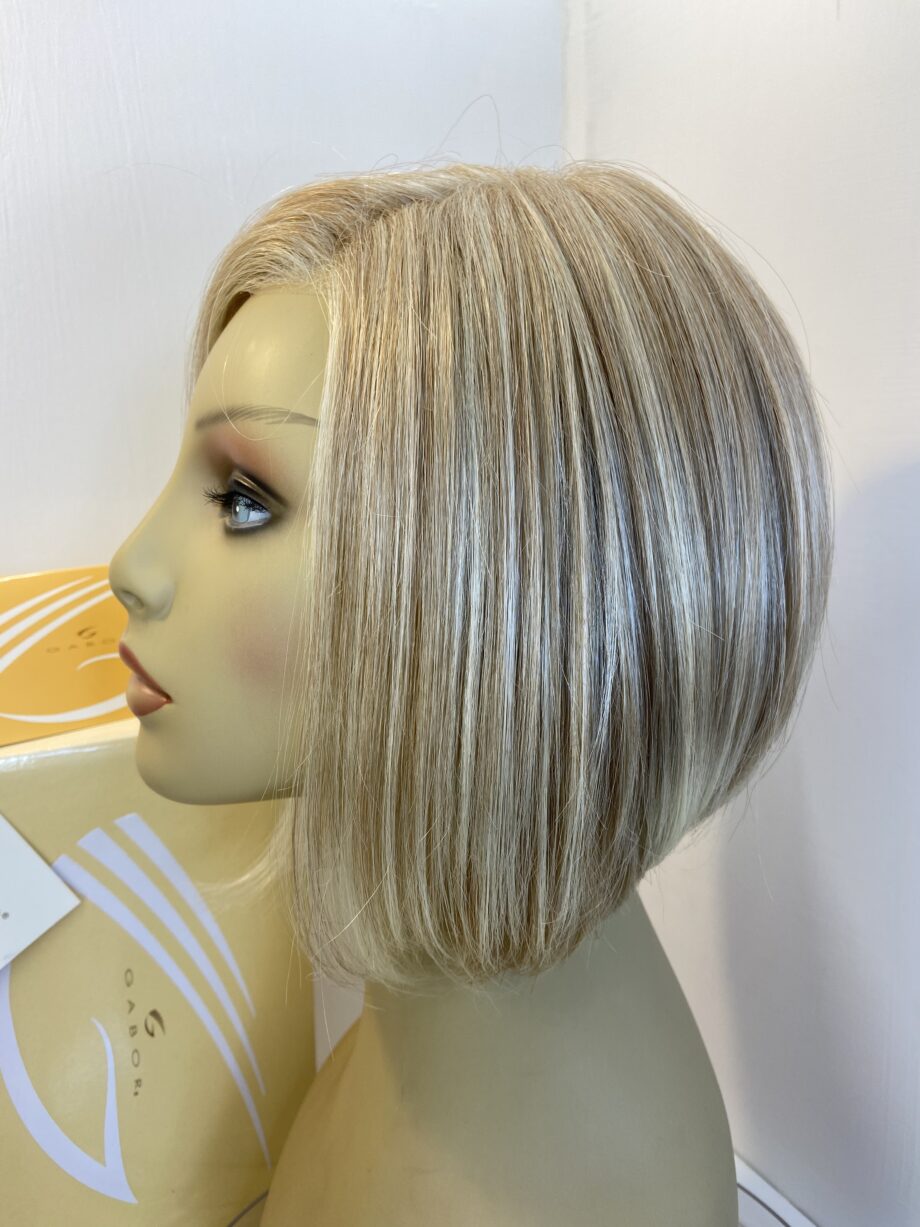 Sandy blonde flexlite wig. Bblms369