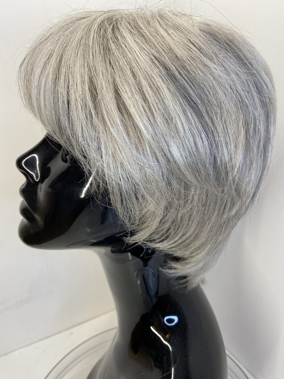 Short grey silver wig. Gss554