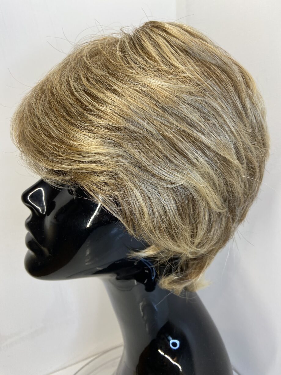 Blonde short wavy wig. Blsw547