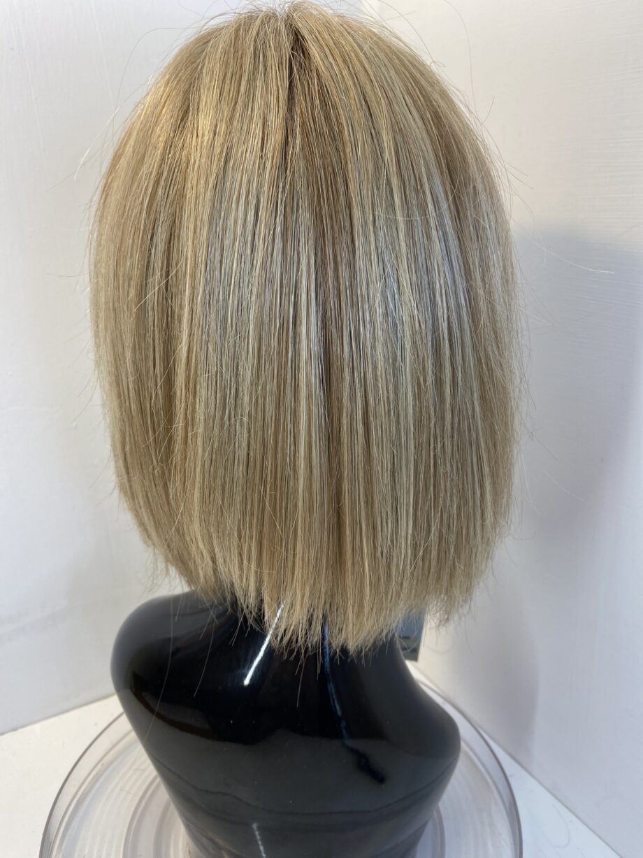 Raquel Welch blonde wig. Blms326
