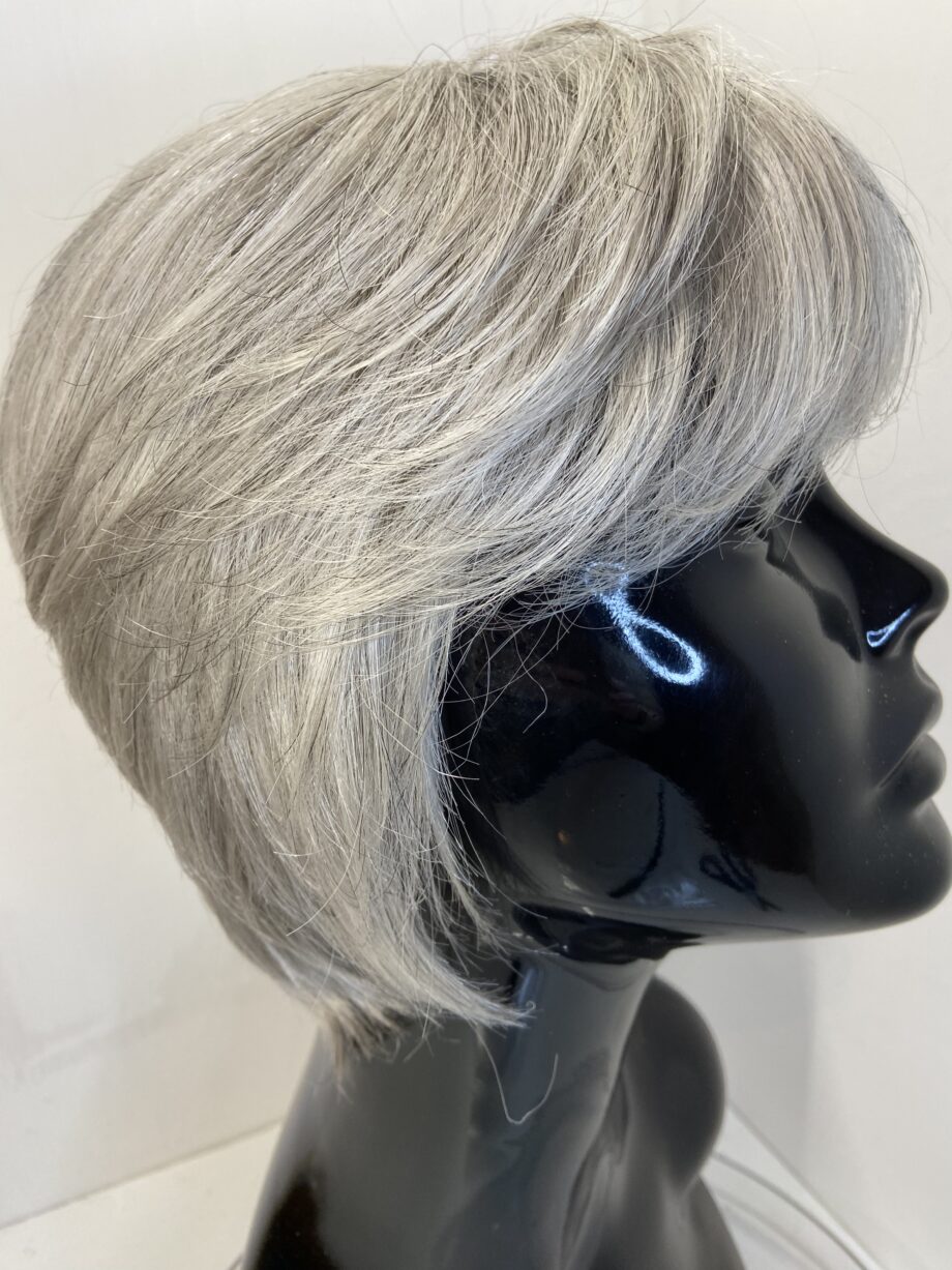 Short grey silver wig. Gss554