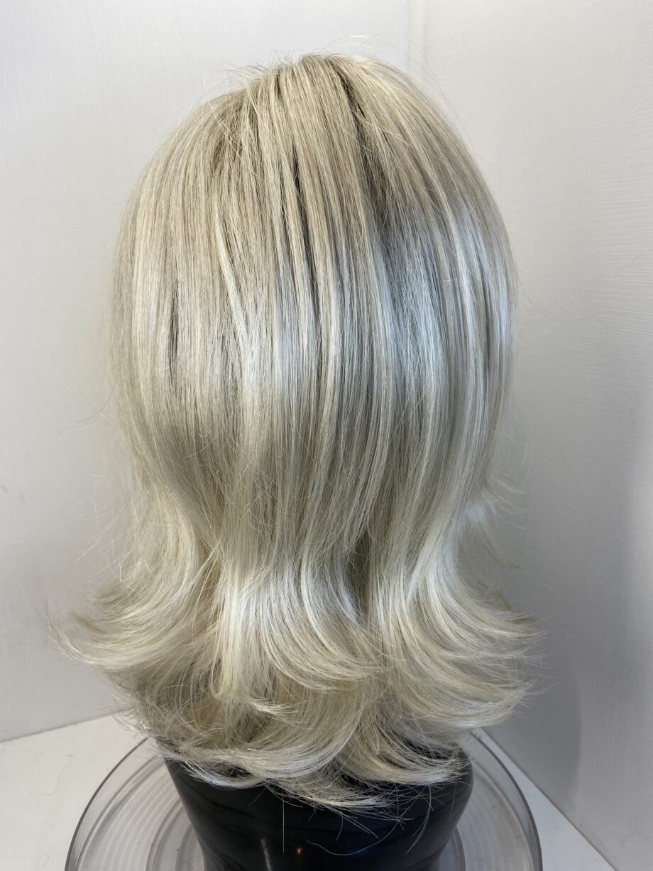 Raquel Welch blonde rooted wig. Bllw316