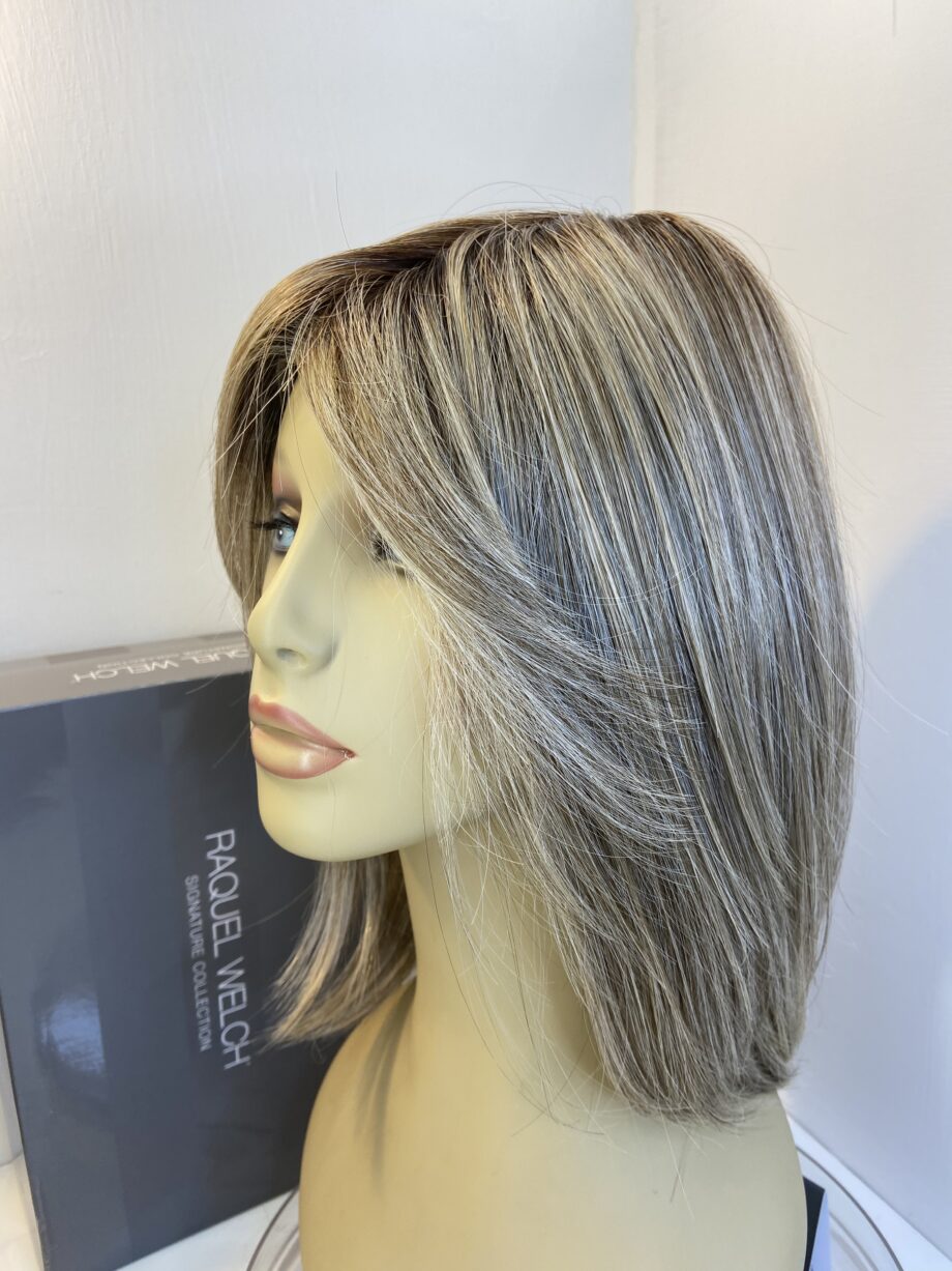 New long Raquel Welch blonde wig. Bblls366