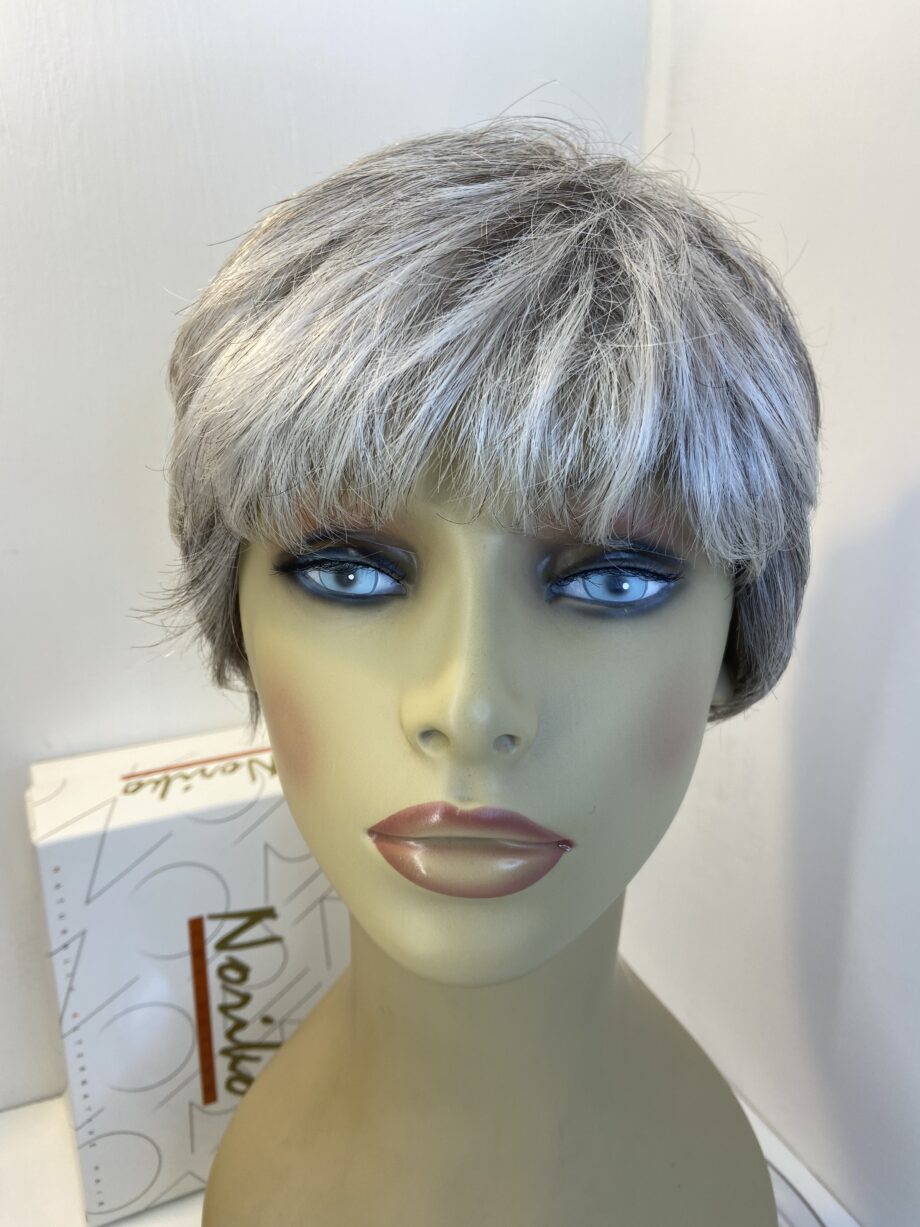 Silver grey short wig. Bgss372