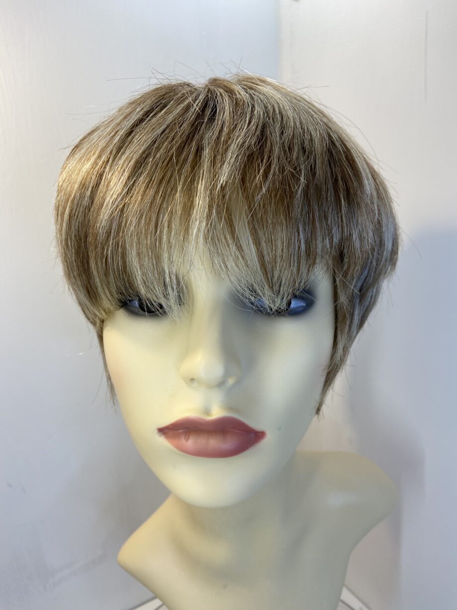 Noriko short blonde highlighted wig. Blss720