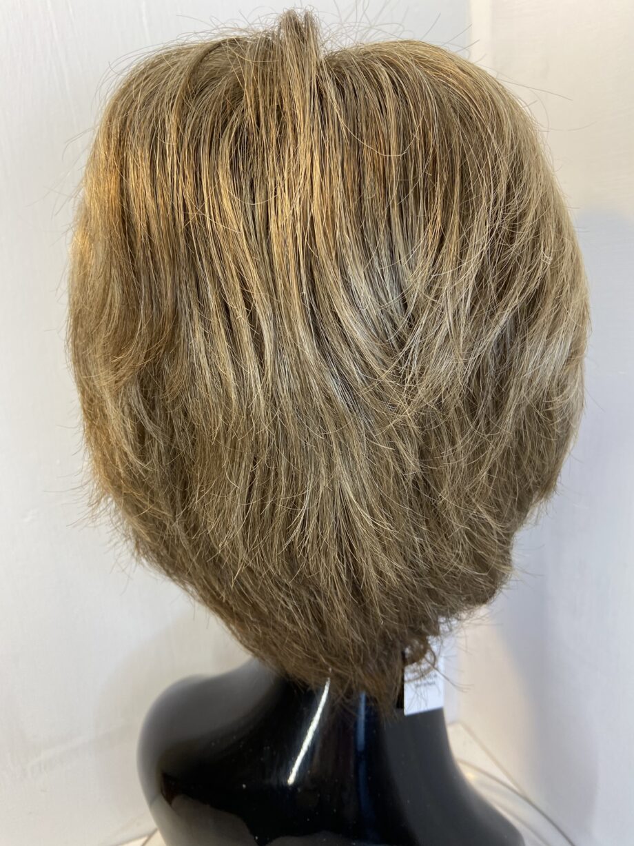 New brown wavy wig. Brss714