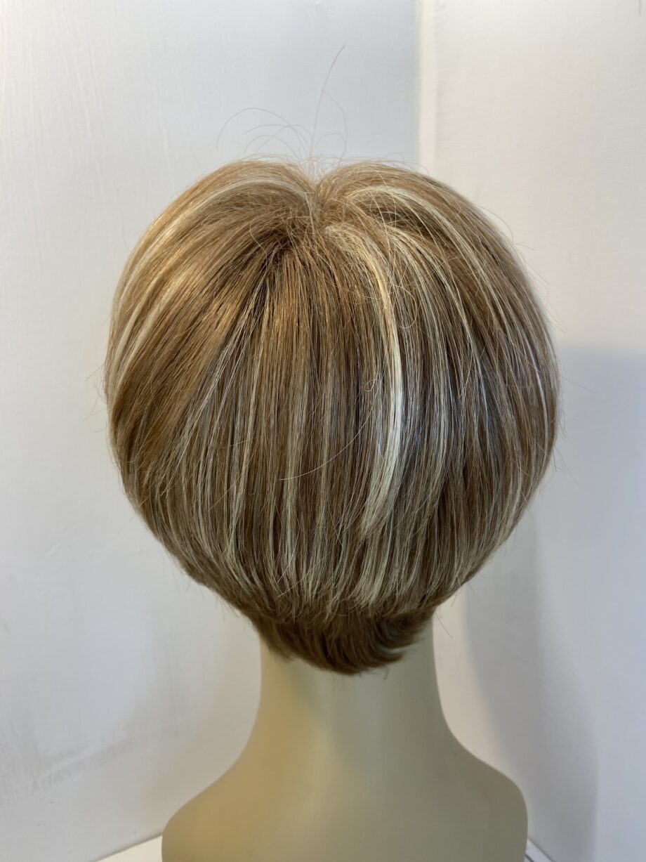 Noriko Short highlighted blonde short wig. Blss719