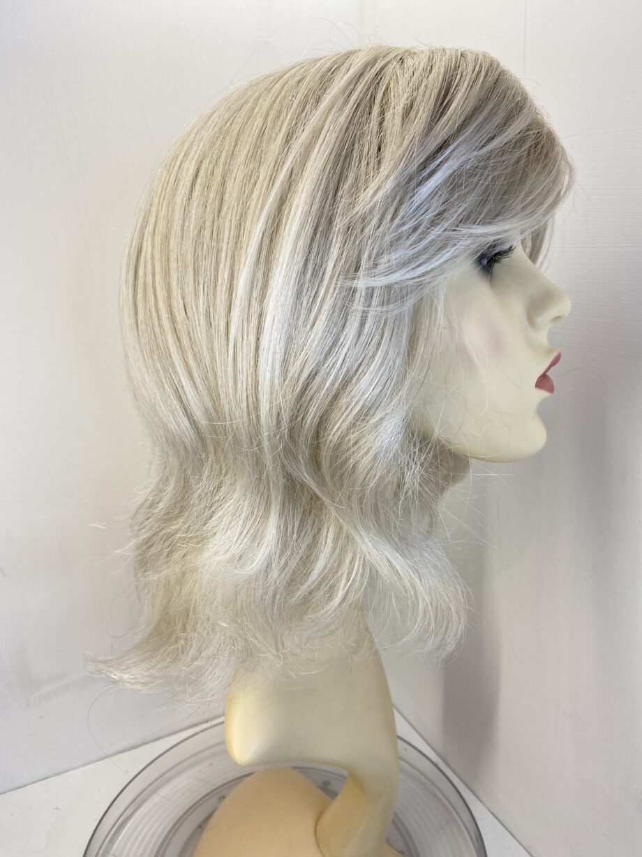 Raquel Welch long blonde wig. Bllw317