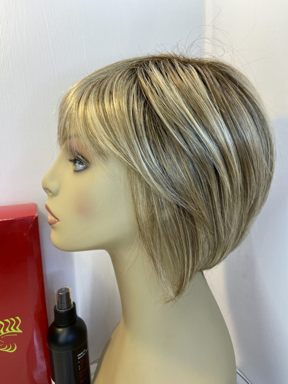 Rene of Paris blonde rooted wig. Bblms374