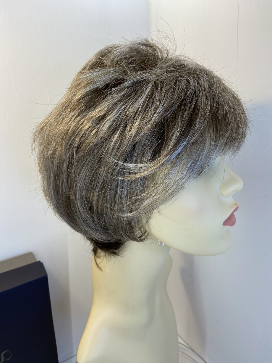 Never worn short brown wig. Bbrss353