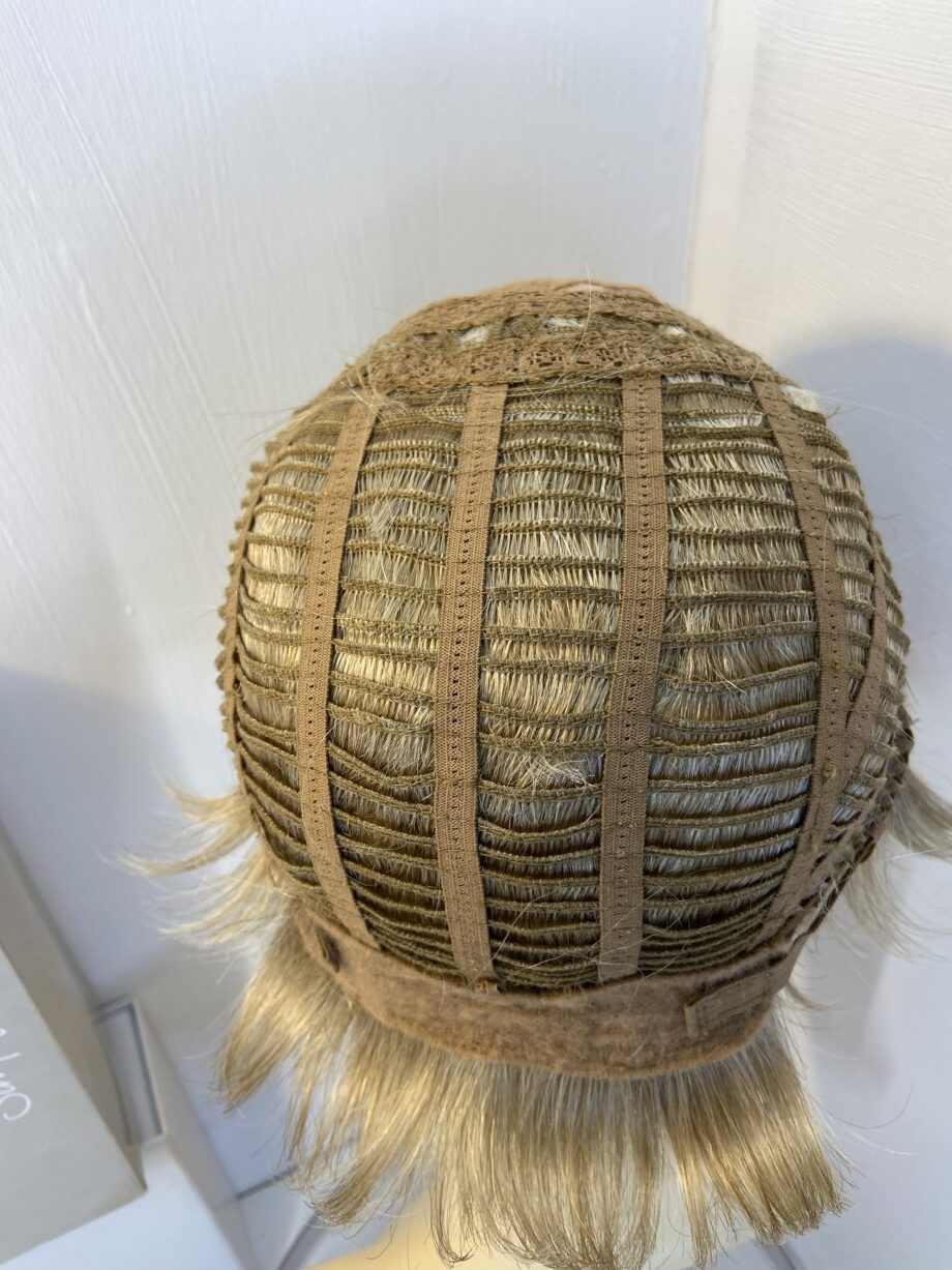 Sugar cookie blonde short boxed wig. Bblss375