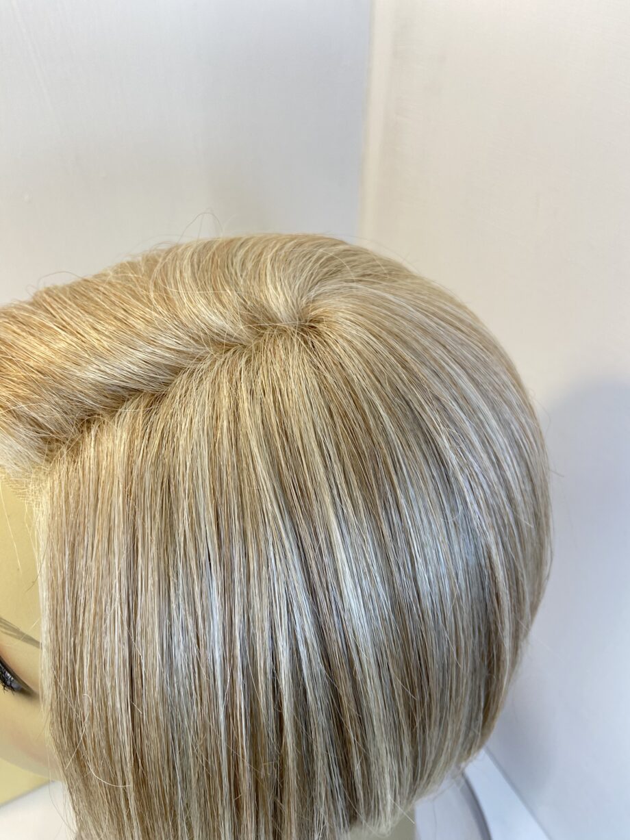 Sandy blonde flexlite wig. Bblms369