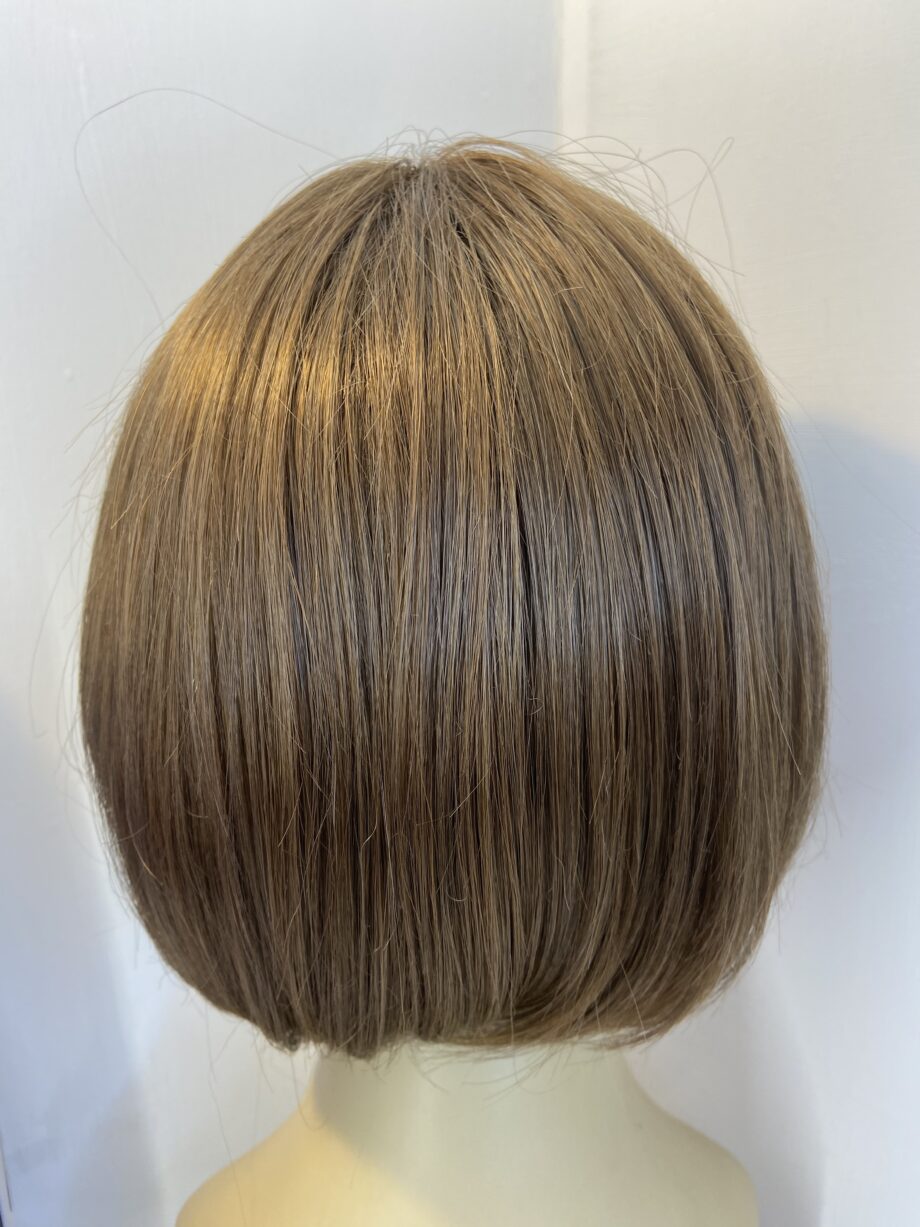Ginger brown mid length wig. Bbrms381