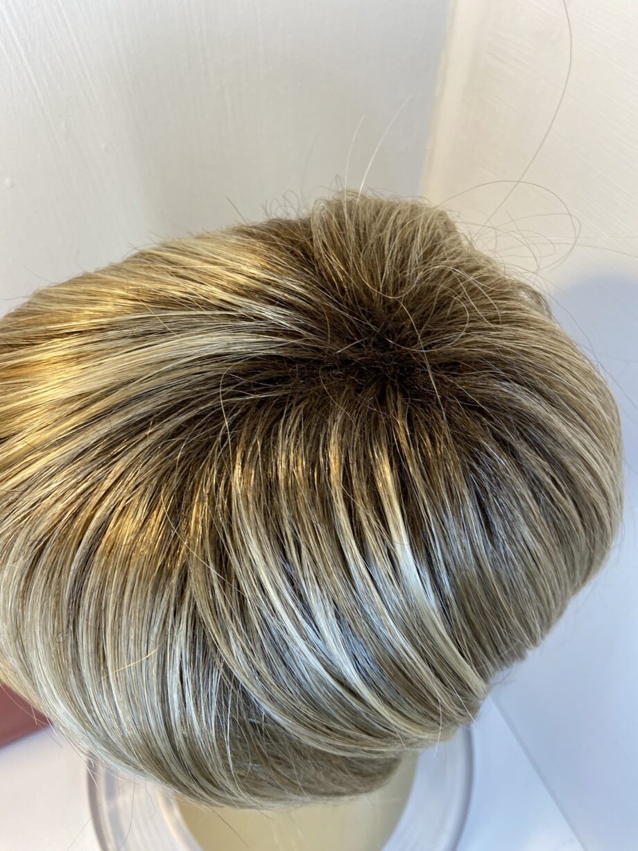 Rene of Paris blonde rooted wig. Bblms374