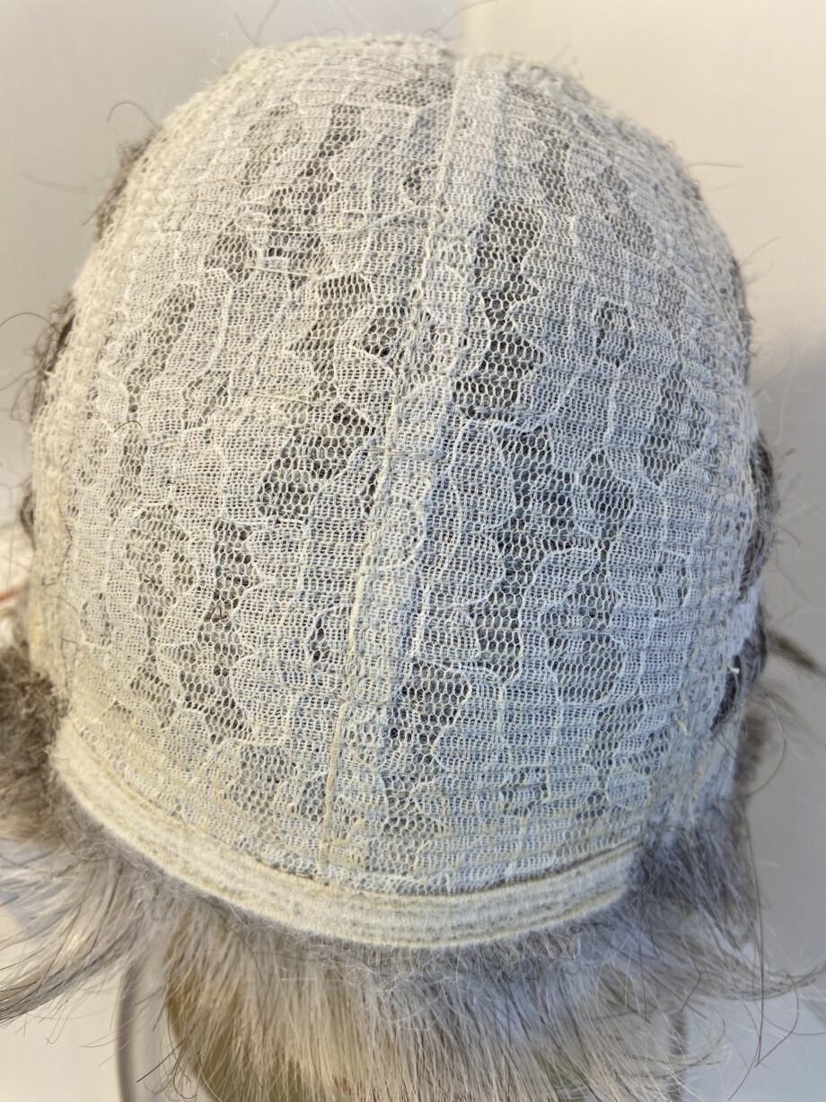 Silver grey short wig. Bgss372