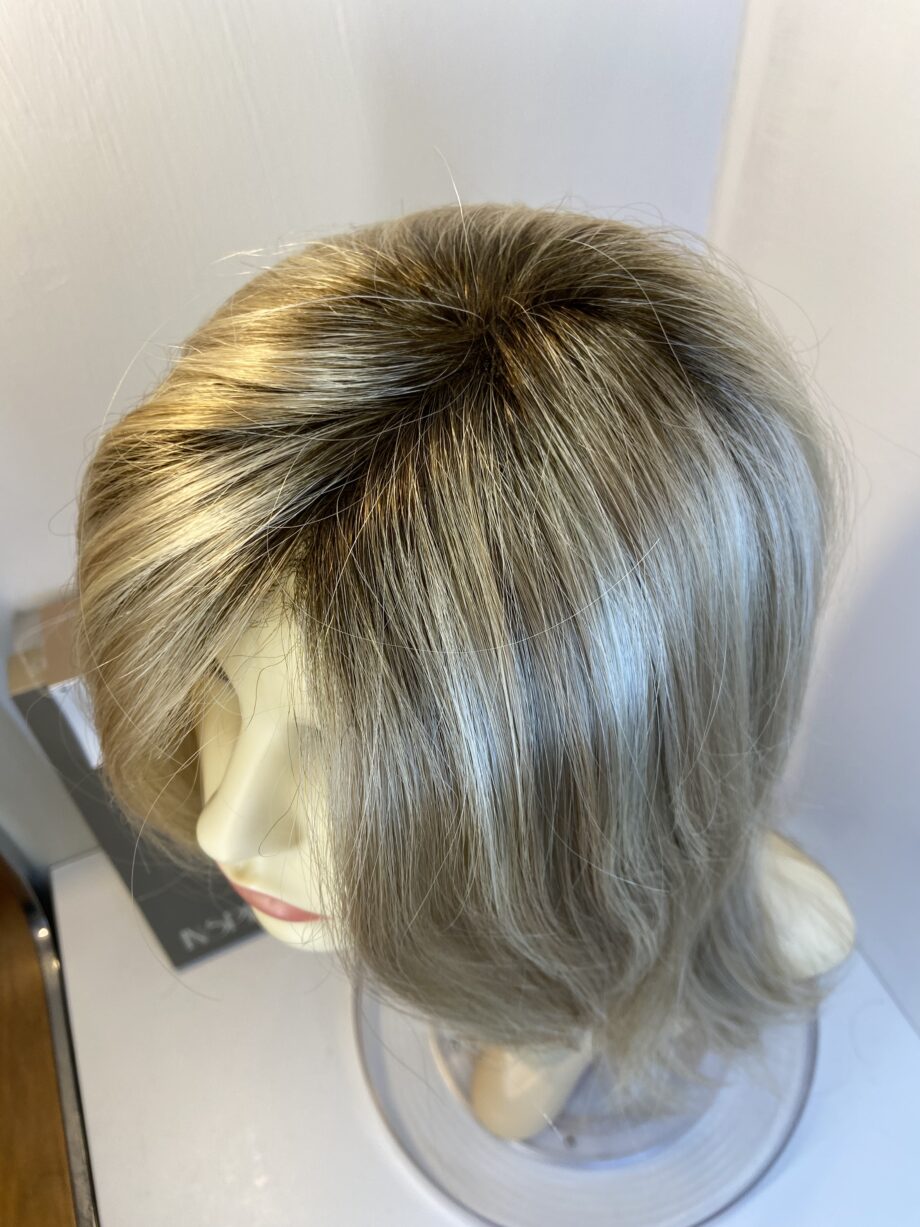 Creamy glow blonde rooted wig. Bbllw365