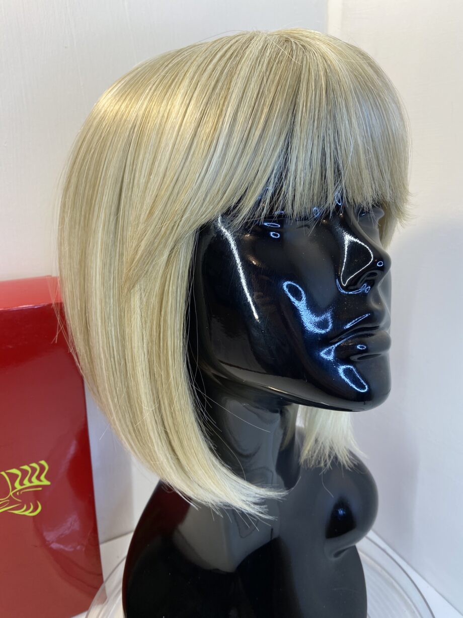 Light blonde Rene of Paris wig. Bblms386