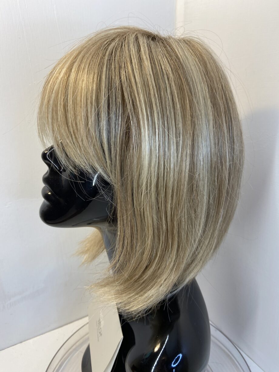 Raquel Welch blonde wig. Blms326