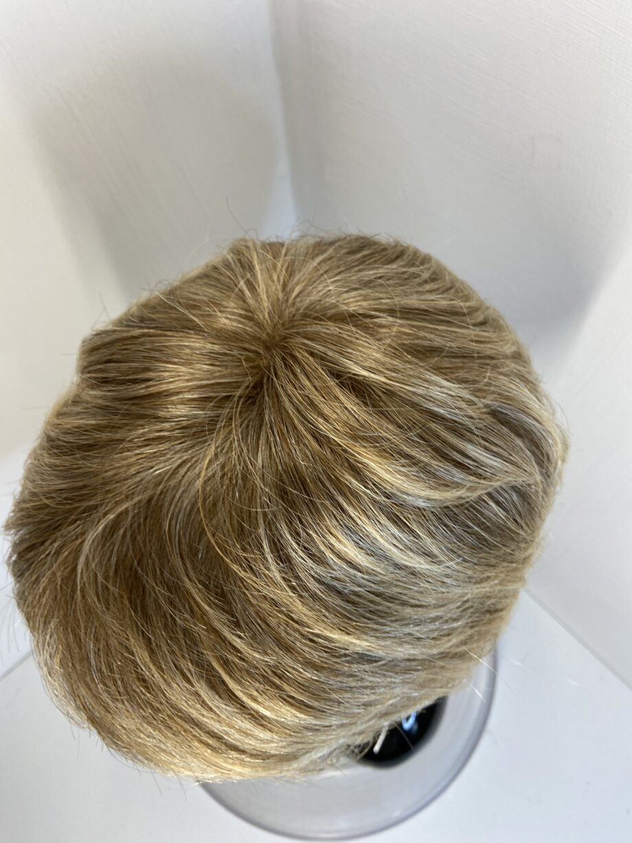 Blonde short wavy wig. Blsw547