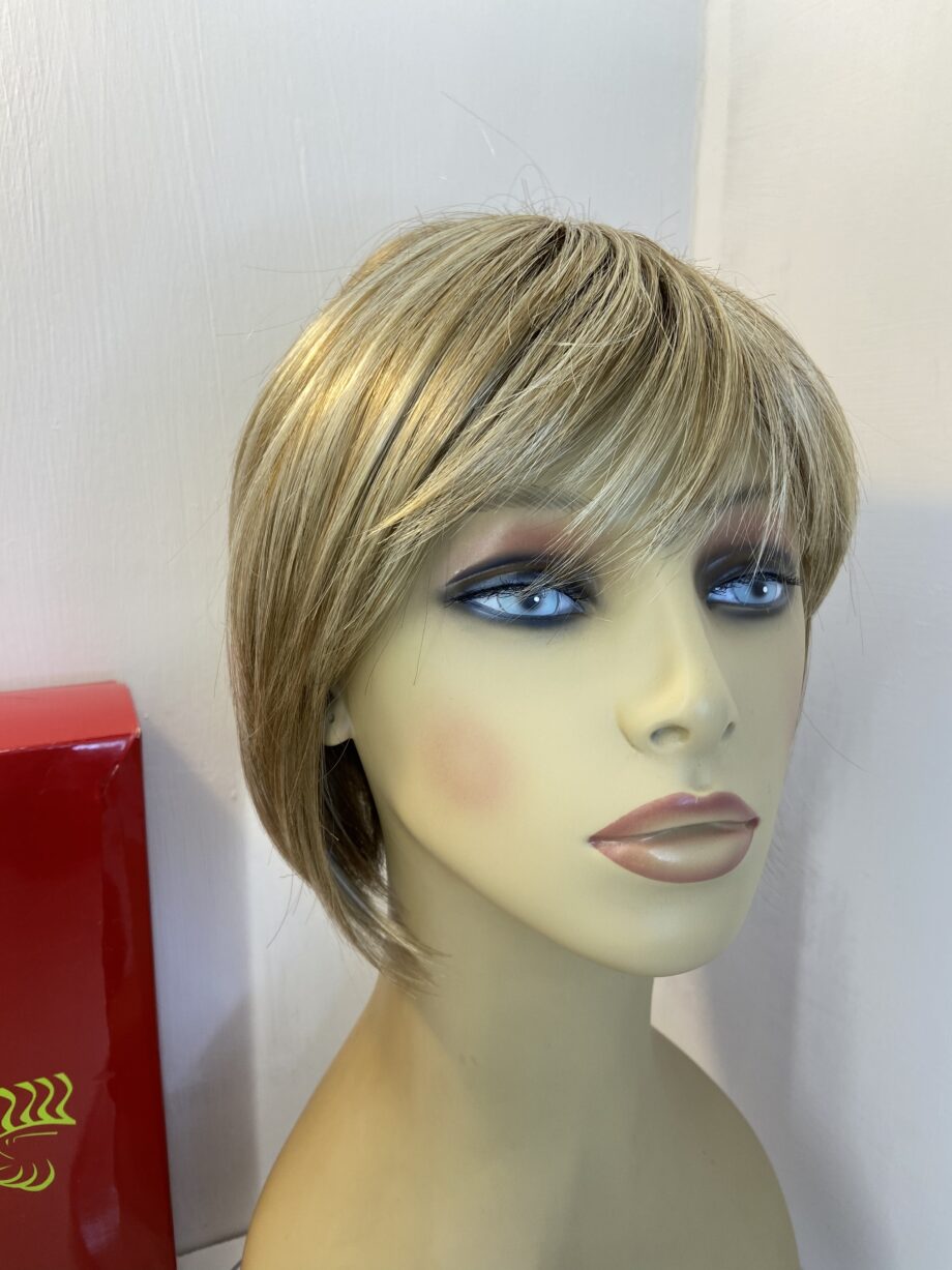 Rene of Paris blonde rooted wig. Bblms374