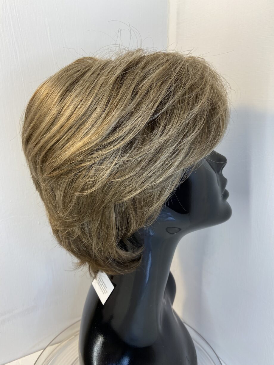 New brown wavy wig. Brss714