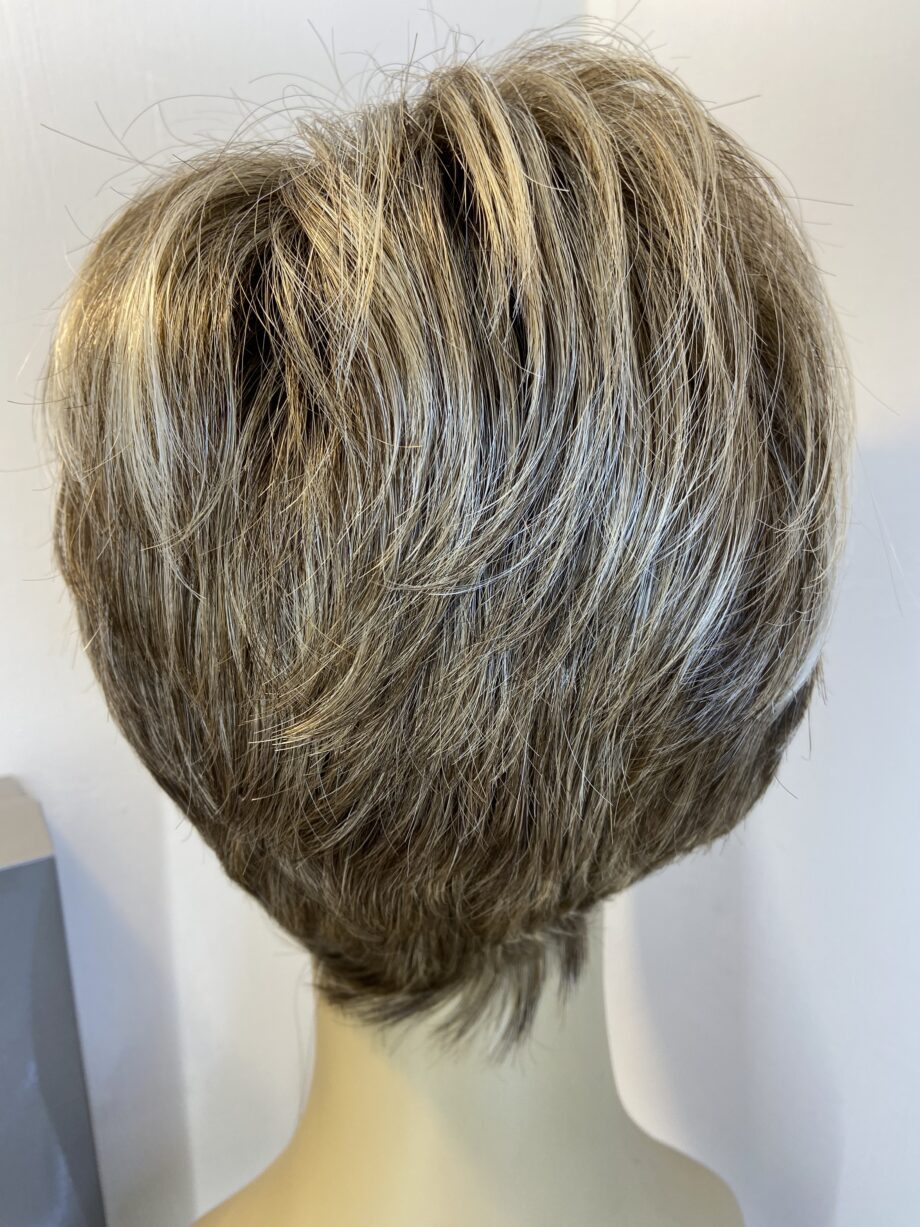 New Raquel Welch light brown wig. Bblss352