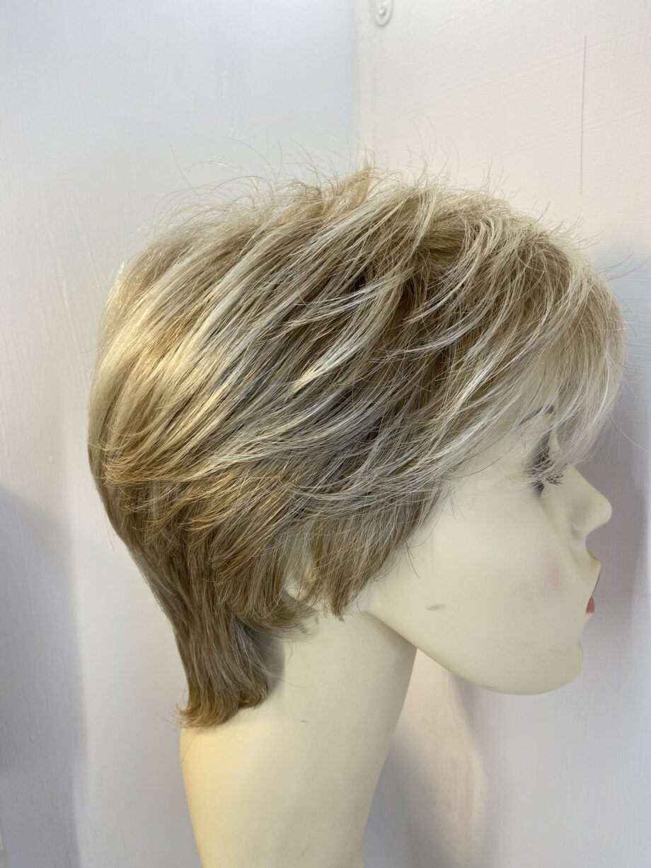 Sugar cookie blonde short boxed wig. Bblss375