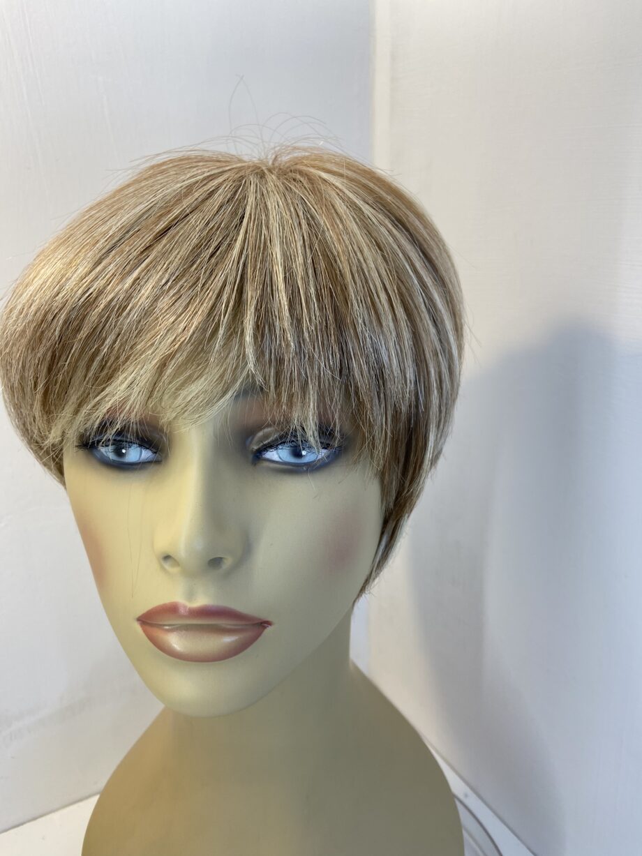 Noriko Short highlighted blonde short wig. Blss719