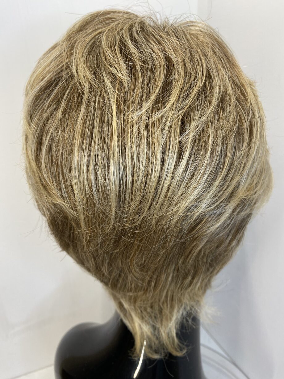 Blonde short wavy wig. Blsw547