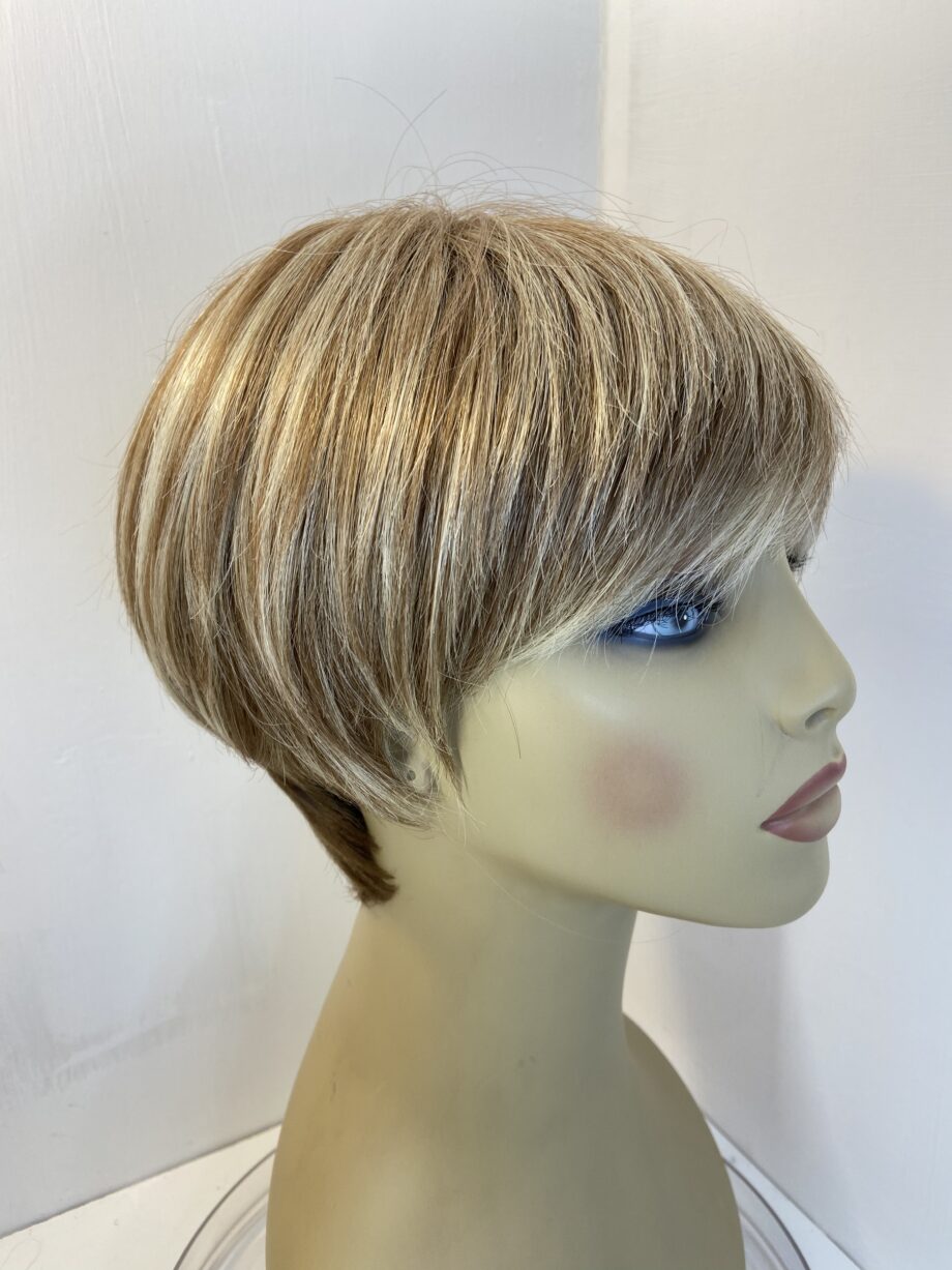 Noriko Short highlighted blonde short wig. Blss719