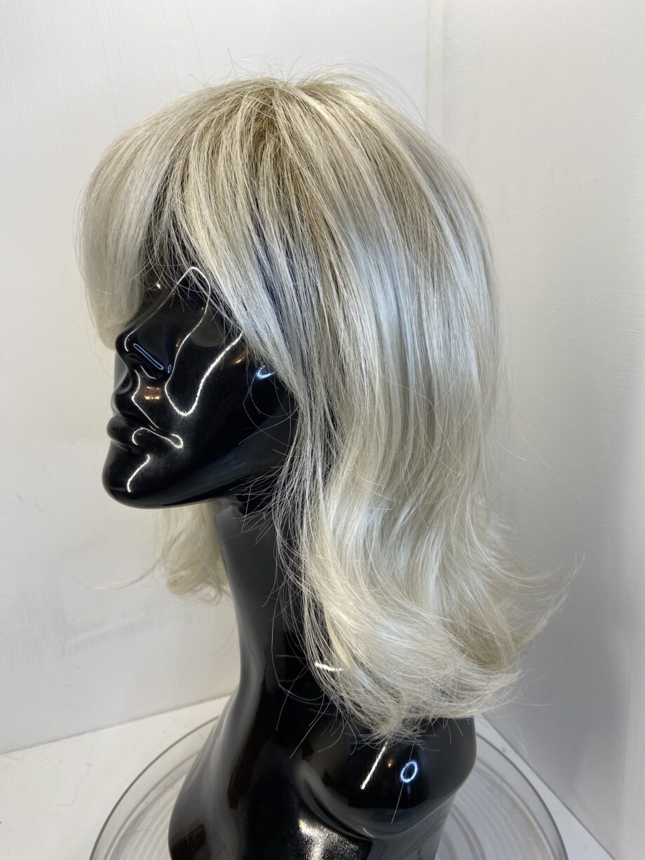 Raquel Welch blonde rooted wig. Bllw316