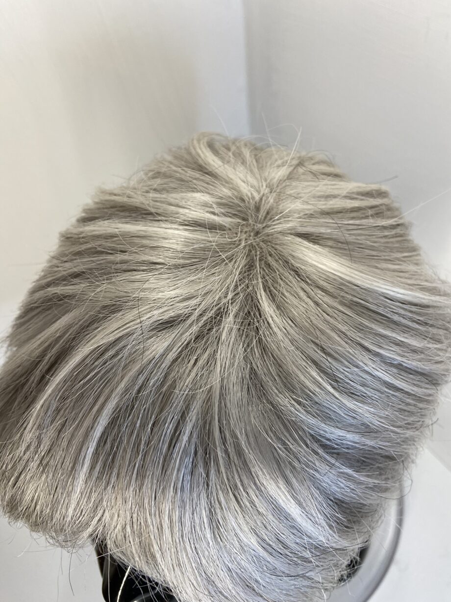 Silver grey short wig. Gss551