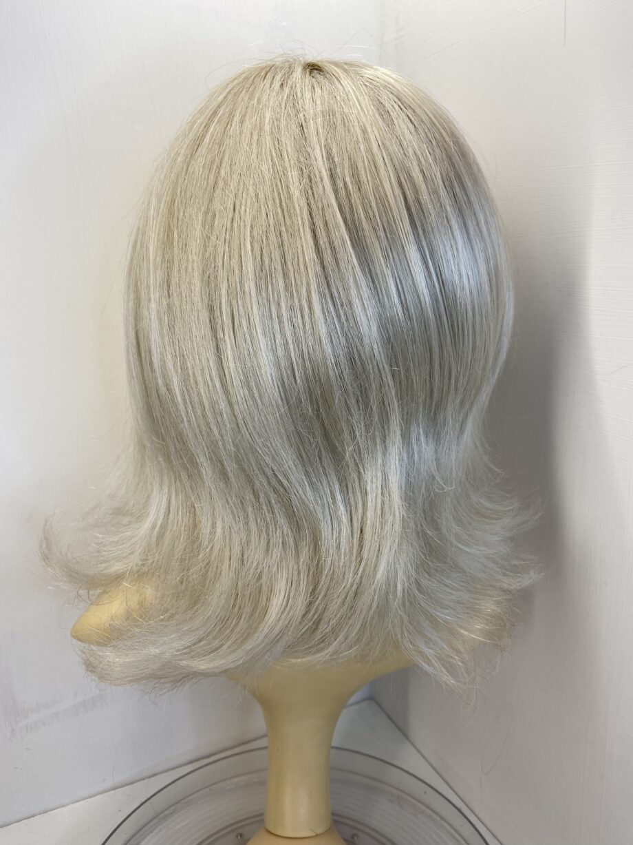 Raquel Welch long blonde wig. Bllw317