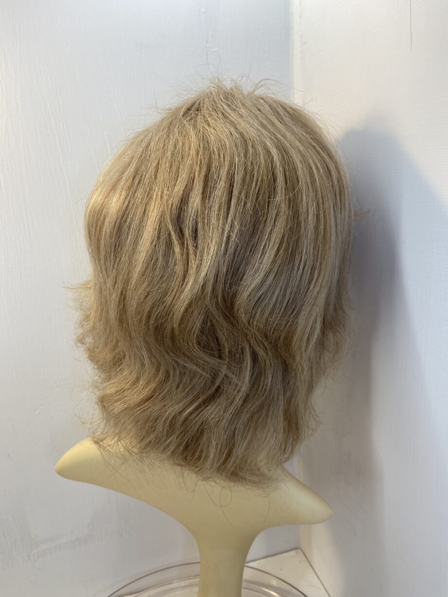 New wavy blonde wig. Blmw710