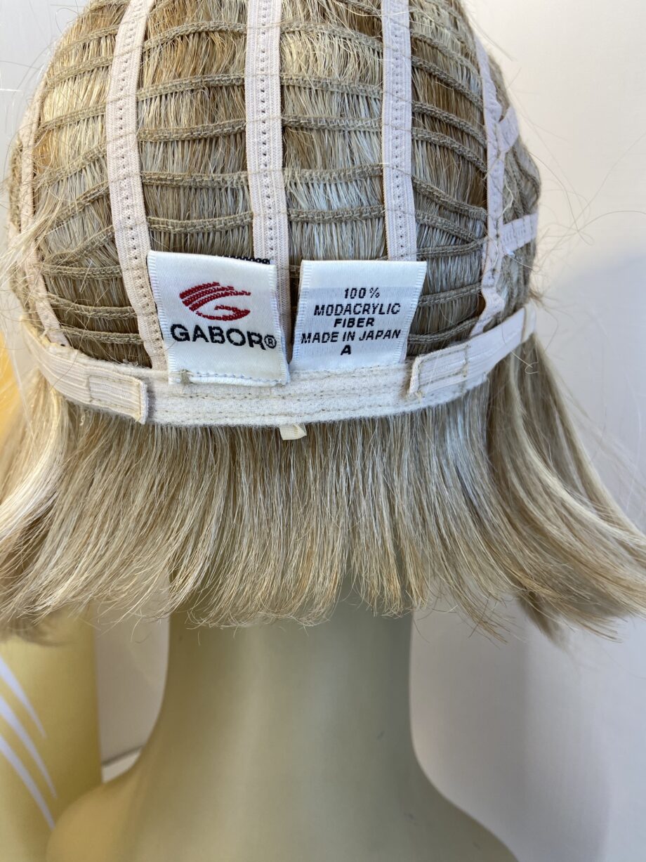 Sandy blonde flexlite wig. Bblms369