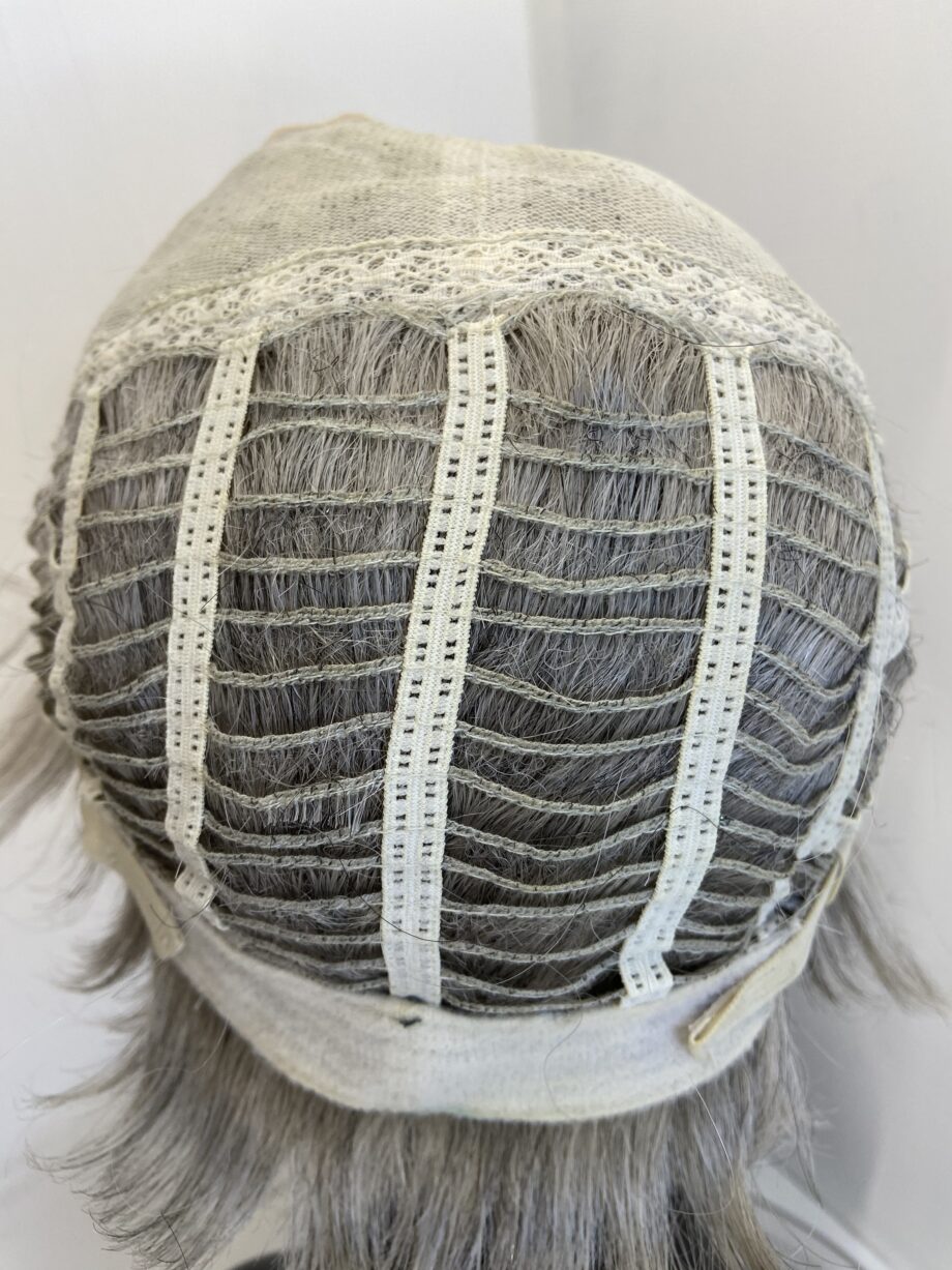 Silver grey short wig. Gss551