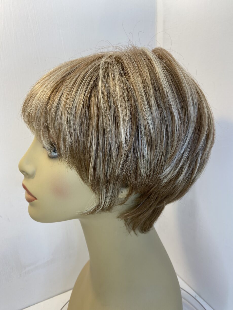 Noriko Short highlighted blonde short wig. Blss719
