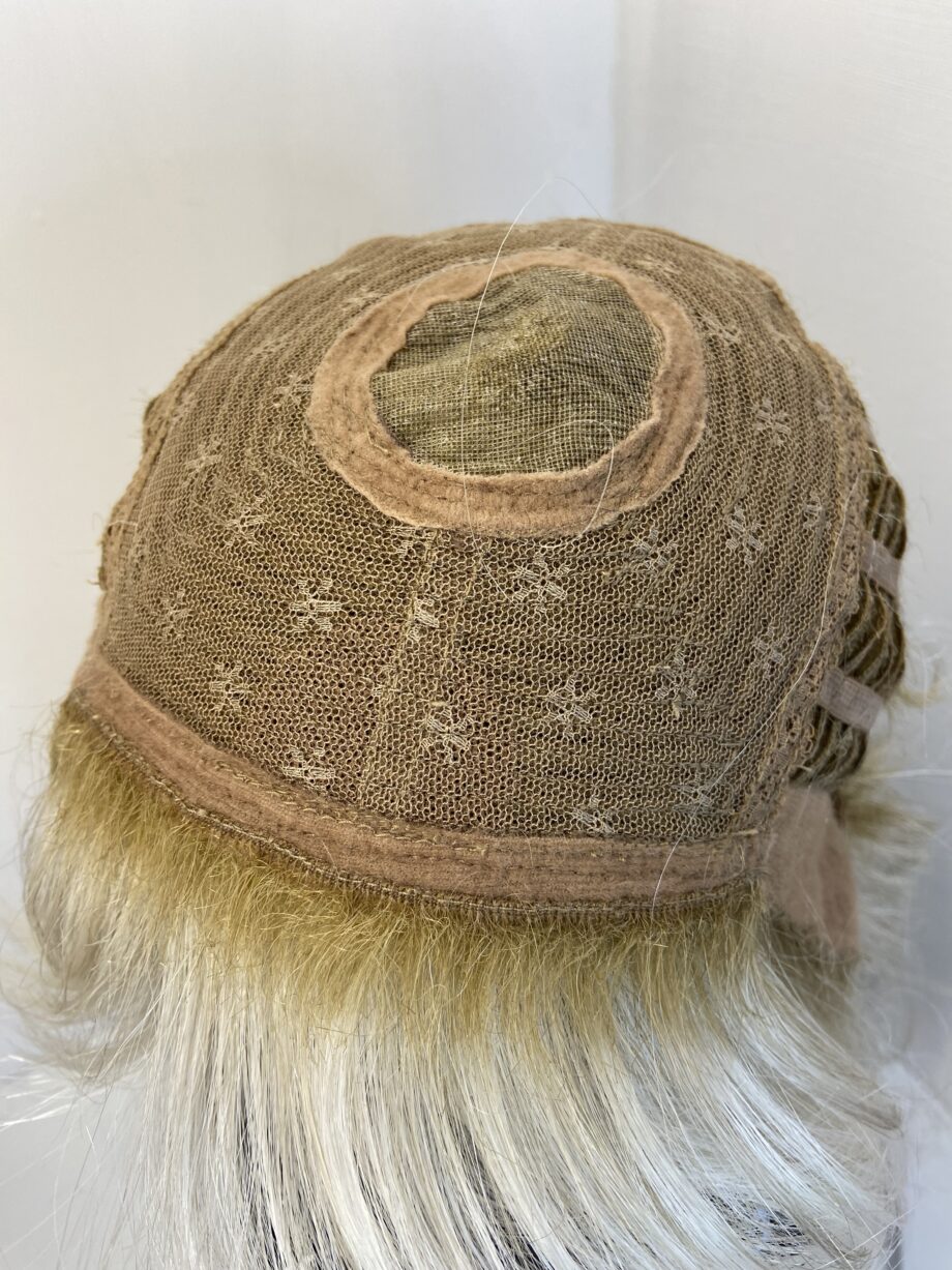 Raquel Welch blonde rooted wig. Bllw316