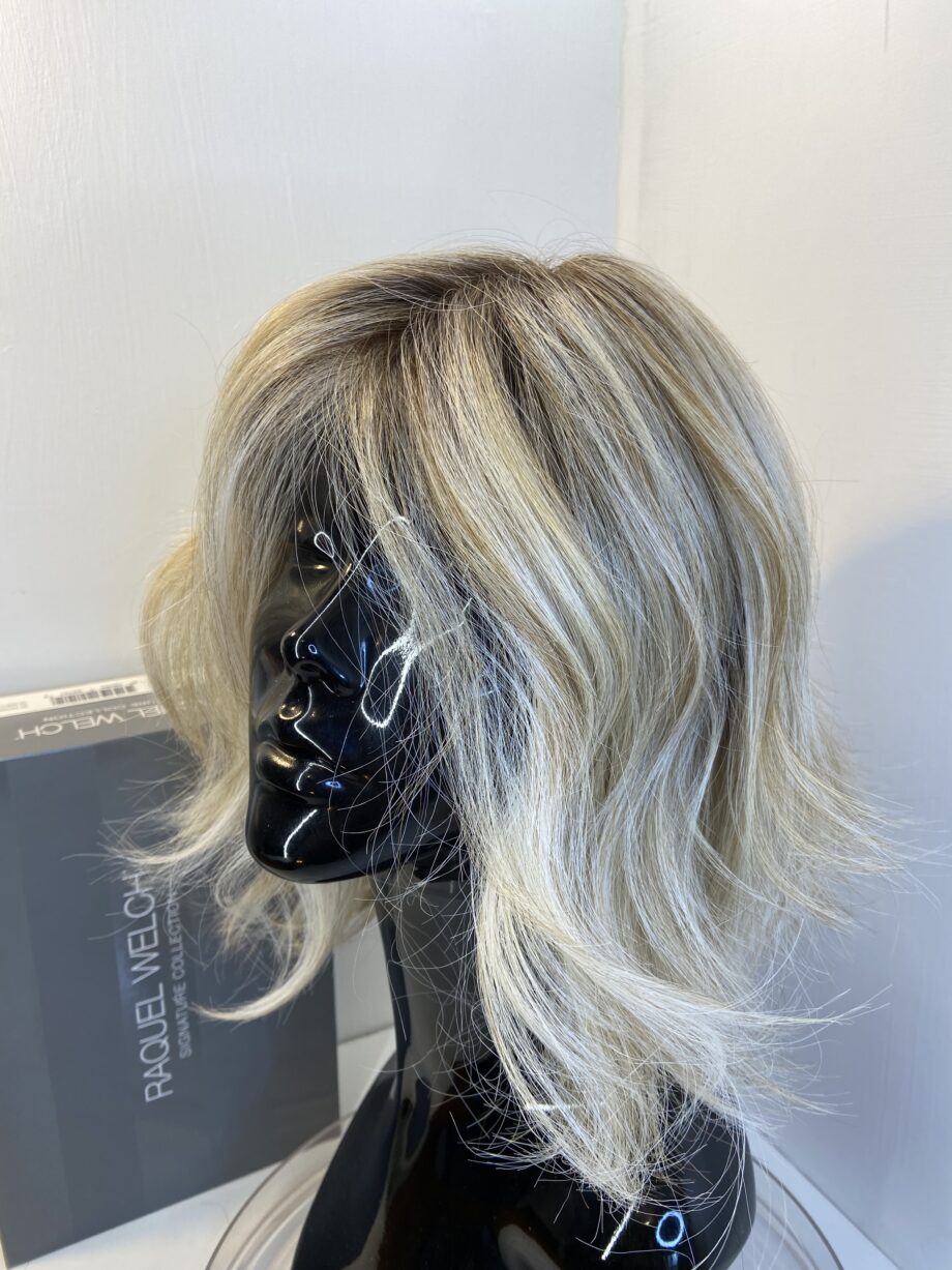 New Blonde long wavy wig. Bbllw367