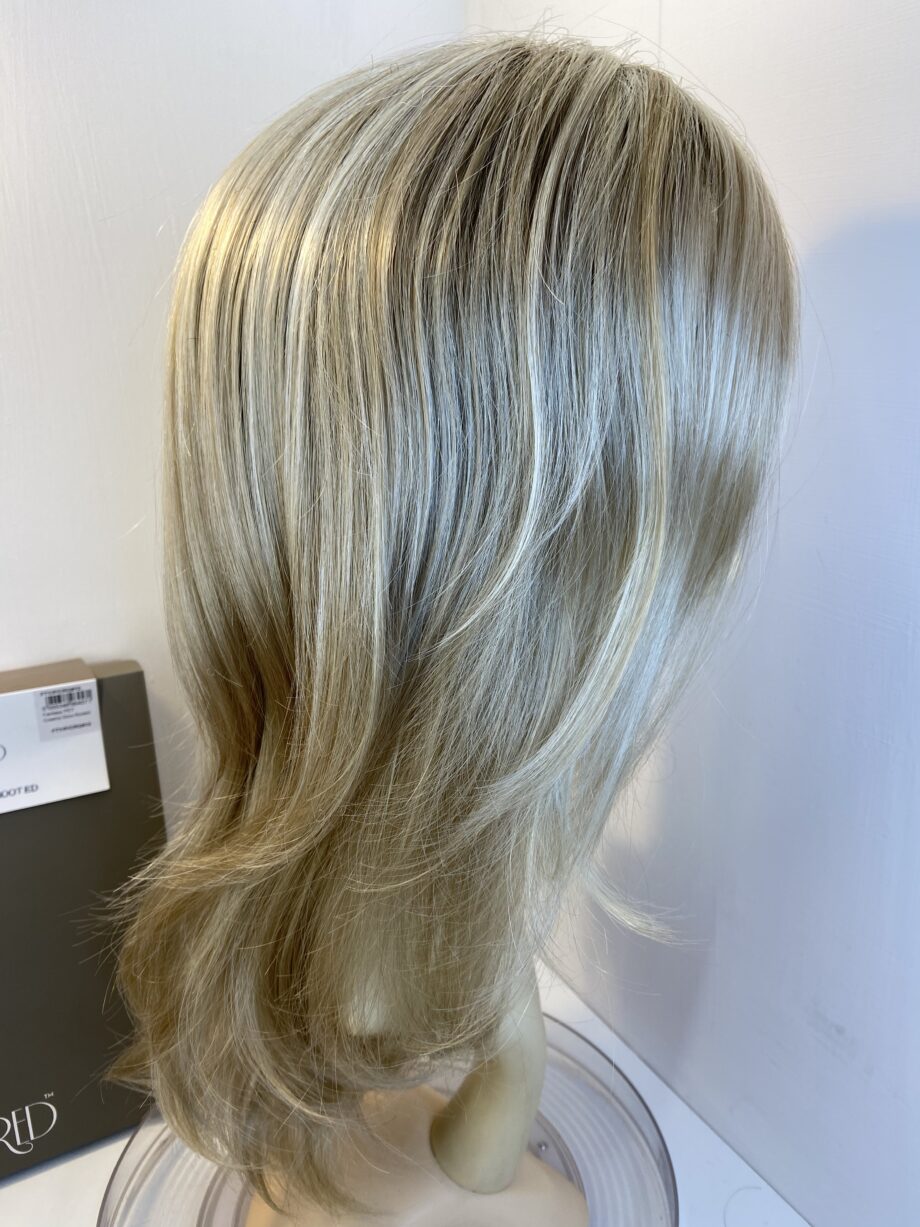 Creamy glow blonde rooted wig. Bbllw365