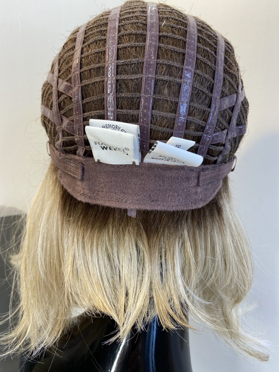 New Blonde long wavy wig. Bbllw367