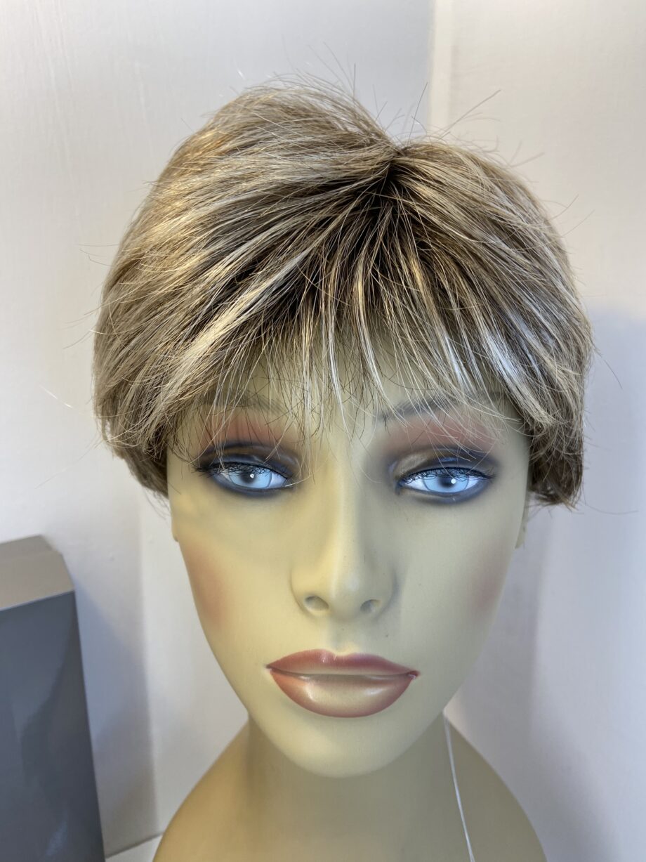 New Raquel Welch light brown wig. Bblss352