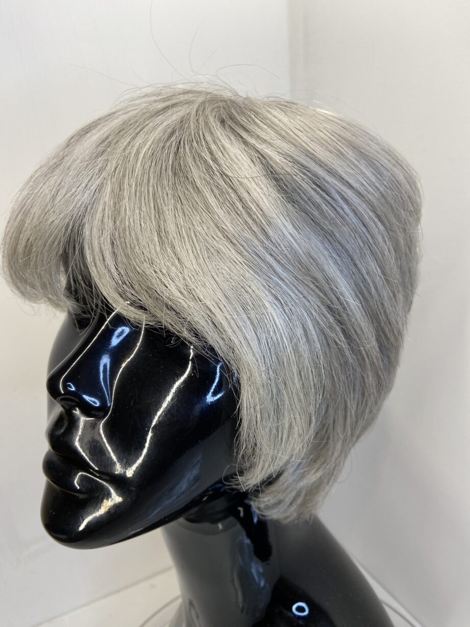Silver grey short wig. Gss551